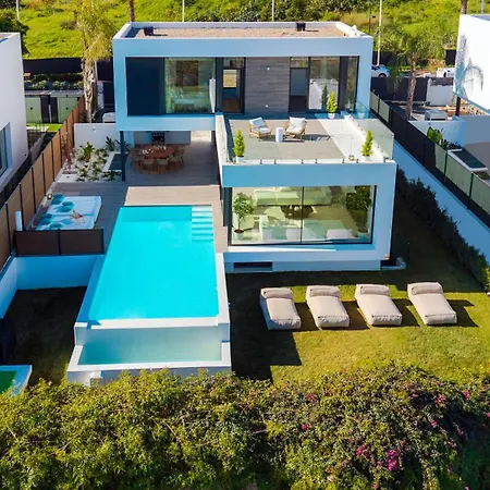 Вилла Vacation Marbella I Chic, Cutting-edge Amenities, Private Heated Infinity Pool, Golf Front Location, Cinema *