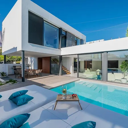 Вилла Vacation Marbella I Chic, Cutting-edge Amenities, Private Heated Infinity Pool, Golf Front Location, Cinema